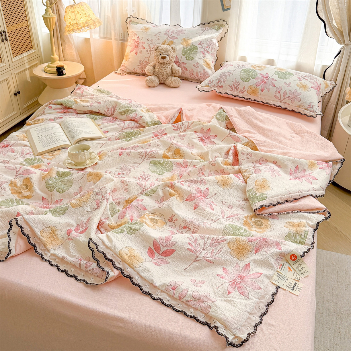 91家纺网 家纺一手货源 找家纺 招财星家纺 2026新款A类全棉花边云感双层纱大豆纤维夏被四件套夏被夏凉被空调被（带质检报告买家秀） 花边款-缤纷花朵