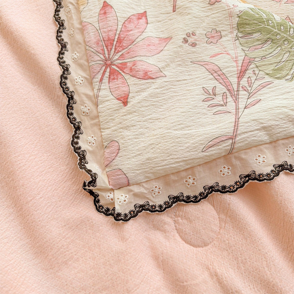 91家纺网 家纺一手货源 找家纺 招财星家纺 2026新款A类全棉花边云感双层纱大豆纤维夏被四件套夏被夏凉被空调被（带质检报告买家秀） 花边款-缤纷花朵