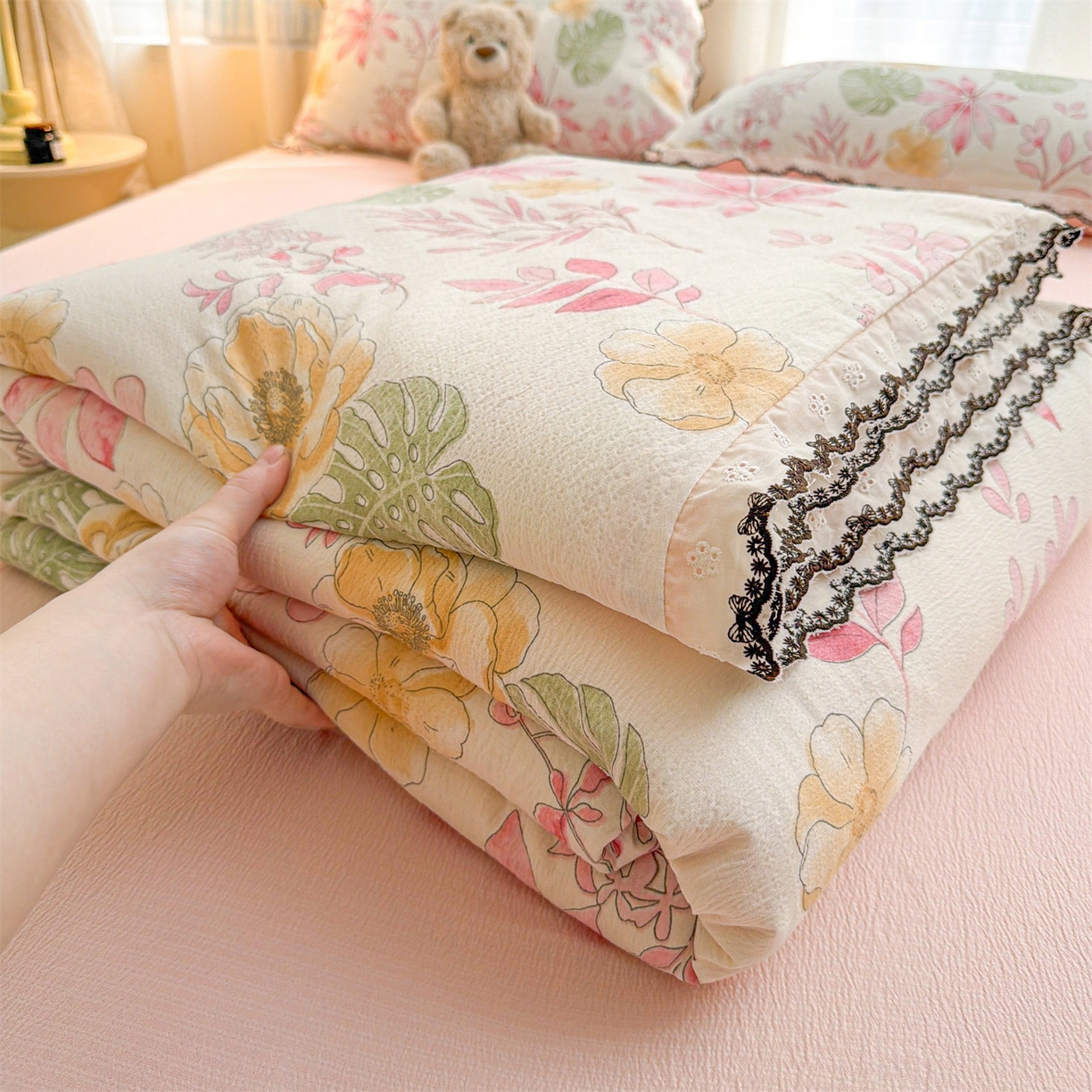 91家纺网 家纺一手货源 找家纺 招财星家纺 2026新款A类全棉花边云感双层纱大豆纤维夏被四件套夏被夏凉被空调被（带质检报告买家秀） 花边款-缤纷花朵