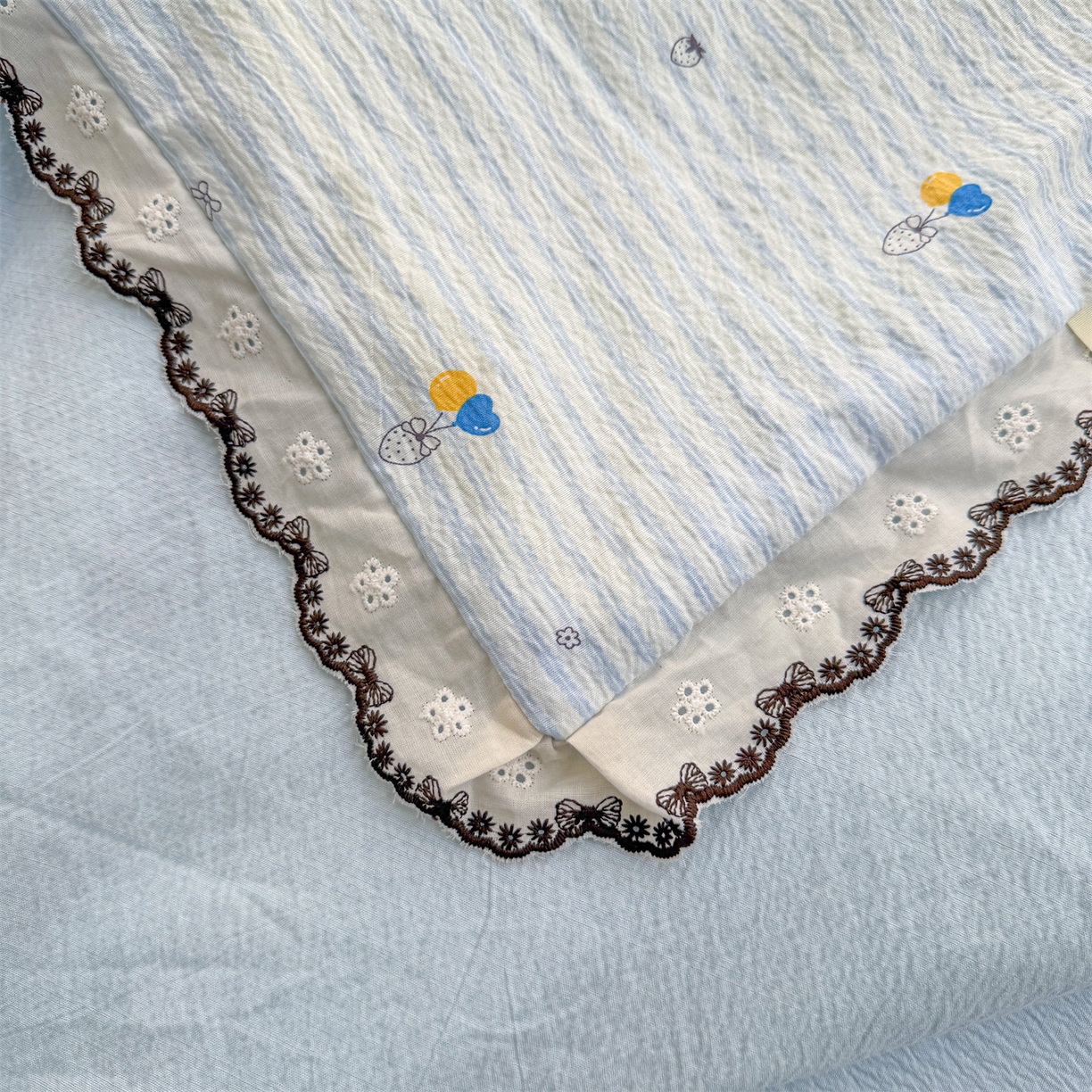 91家纺网 家纺一手货源 找家纺 招财星家纺 2026新款A类全棉花边云感双层纱大豆纤维夏被四件套夏被夏凉被空调被（带质检报告买家秀） 花边款-草莓气球