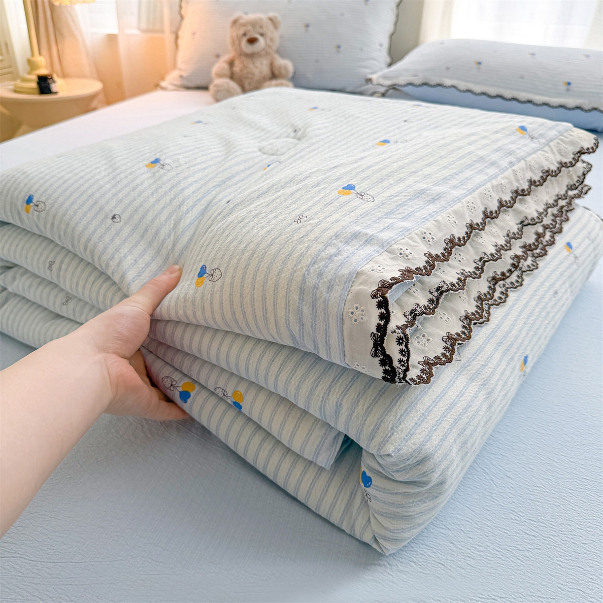 91家纺网 家纺一手货源 找家纺 招财星家纺 2026新款A类全棉花边云感双层纱大豆纤维夏被四件套夏被夏凉被空调被（带质检报告买家秀） 花边款-草莓气球