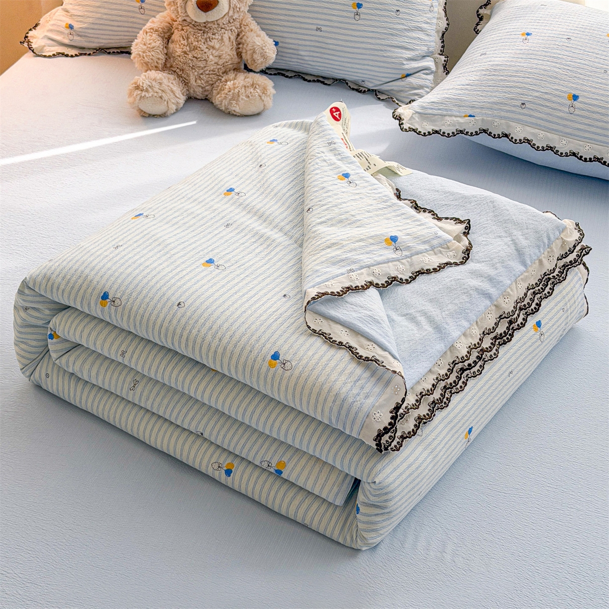 91家纺网 家纺一手货源 找家纺 招财星家纺 2026新款A类全棉花边云感双层纱大豆纤维夏被四件套夏被夏凉被空调被（带质检报告买家秀） 花边款-草莓气球