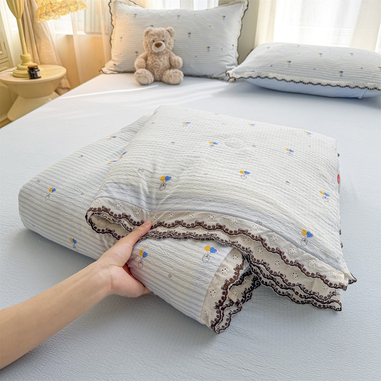 91家纺网 家纺一手货源 找家纺 招财星家纺 2026新款A类全棉花边云感双层纱大豆纤维夏被四件套夏被夏凉被空调被（带质检报告买家秀） 花边款-草莓气球