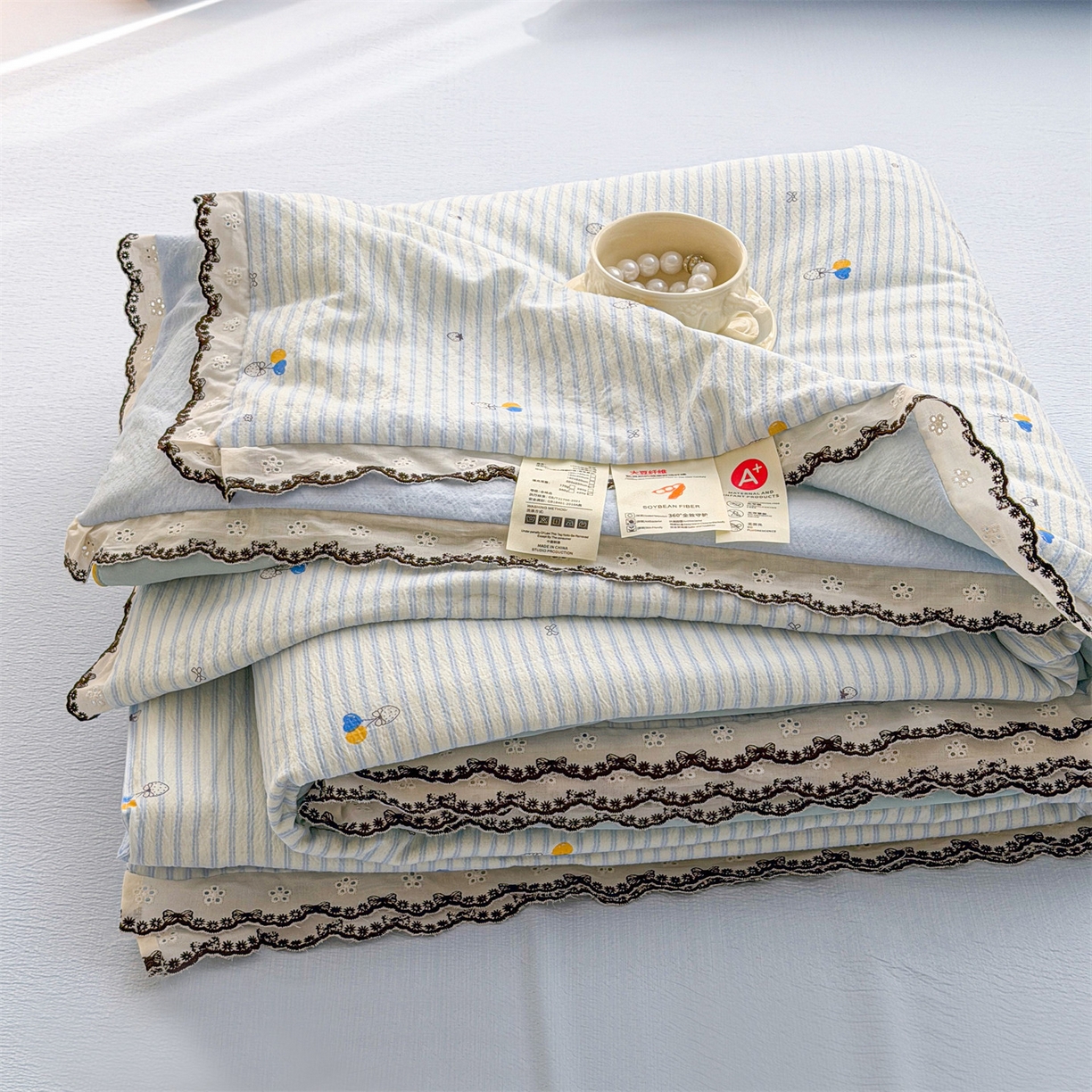 91家纺网 家纺一手货源 找家纺 招财星家纺 2026新款A类全棉花边云感双层纱大豆纤维夏被四件套夏被夏凉被空调被（带质检报告买家秀） 花边款-草莓气球