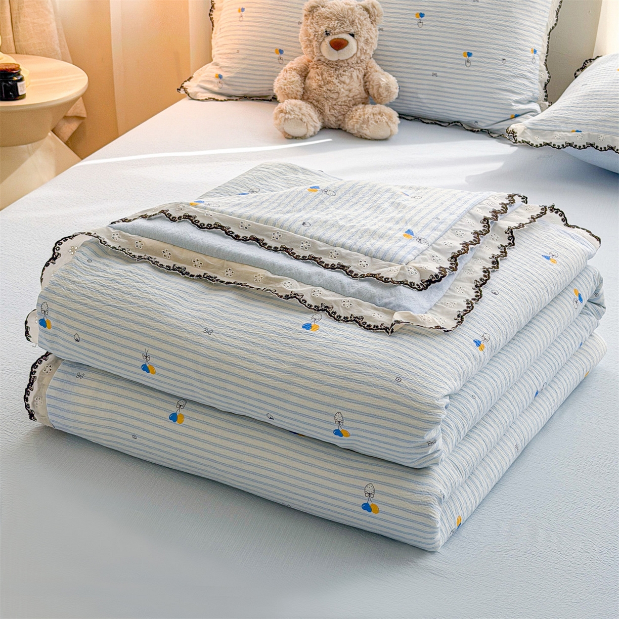 91家纺网 家纺一手货源 找家纺 招财星家纺 2026新款A类全棉花边云感双层纱大豆纤维夏被四件套夏被夏凉被空调被（带质检报告买家秀） 花边款-草莓气球