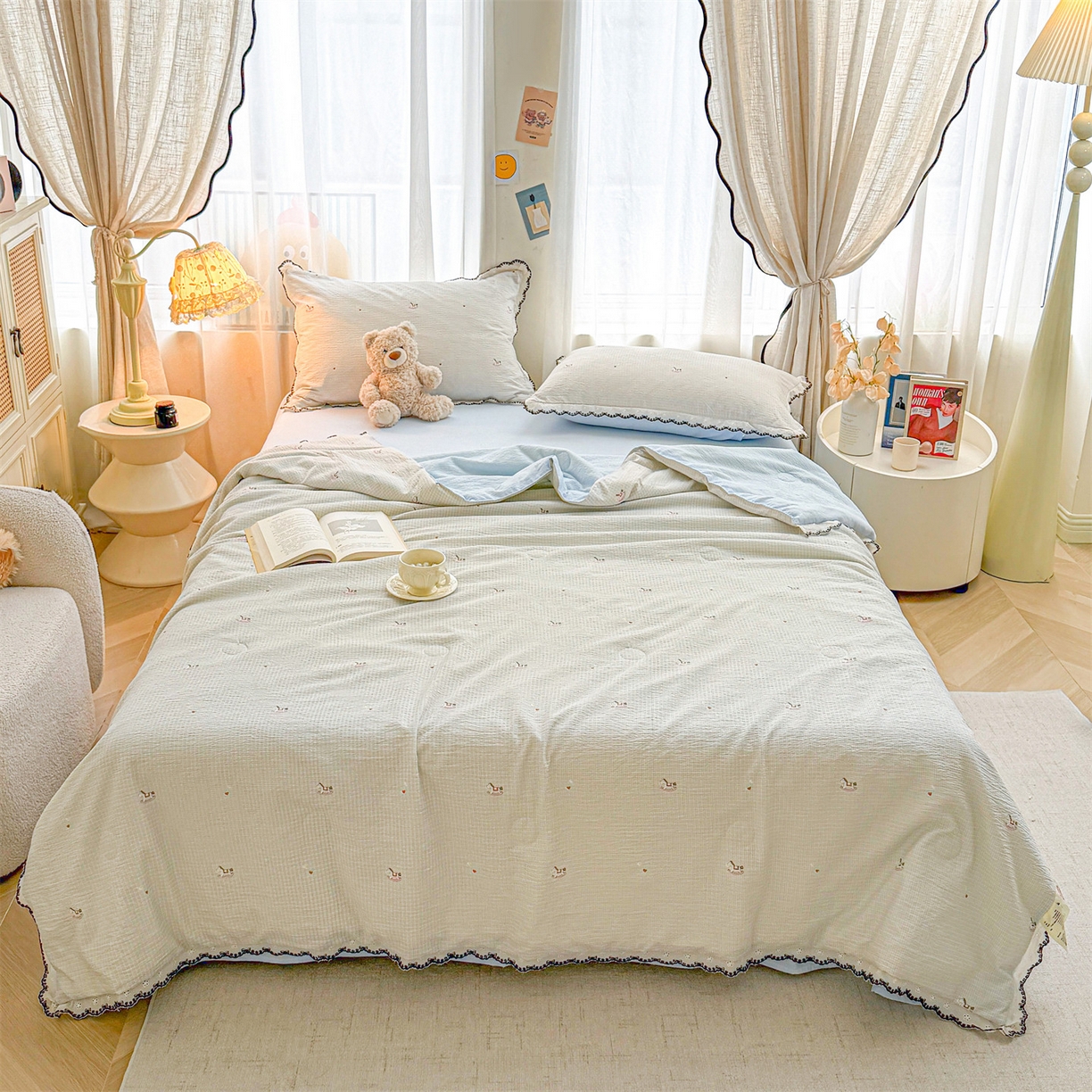 91家纺网 家纺一手货源 找家纺 招财星家纺 2026新款A类全棉花边云感双层纱大豆纤维夏被四件套夏被夏凉被空调被（带质检报告买家秀） 花边款-格子木马-蓝