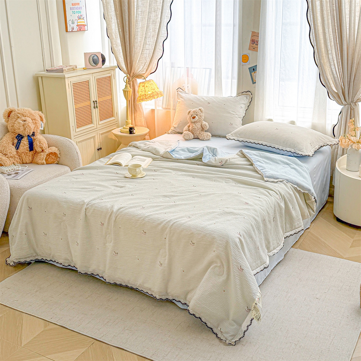 91家纺网 家纺一手货源 找家纺 招财星家纺 2026新款A类全棉花边云感双层纱大豆纤维夏被四件套夏被夏凉被空调被（带质检报告买家秀） 花边款-格子木马-蓝