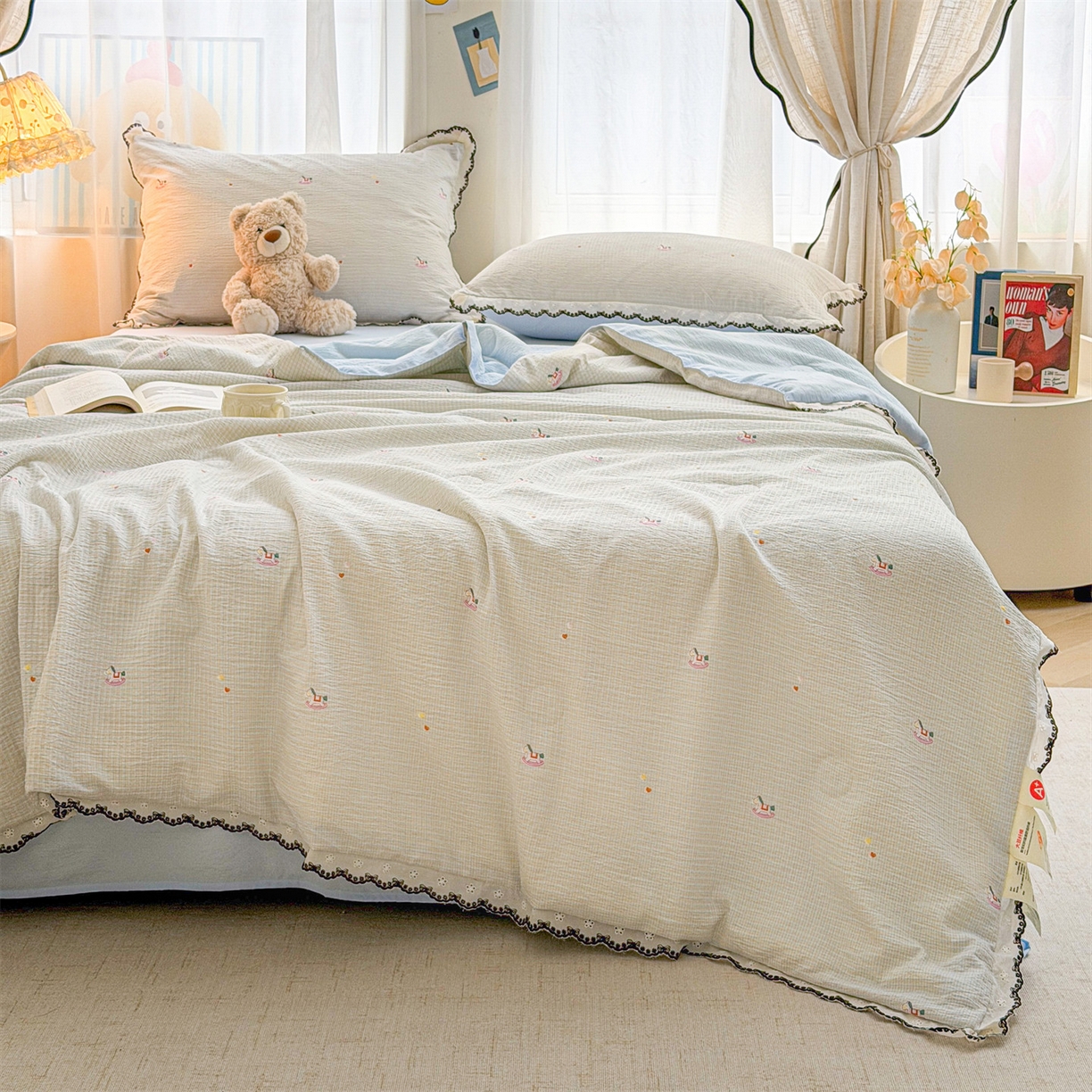 91家纺网 家纺一手货源 找家纺 招财星家纺 2026新款A类全棉花边云感双层纱大豆纤维夏被四件套夏被夏凉被空调被（带质检报告买家秀） 花边款-格子木马-蓝