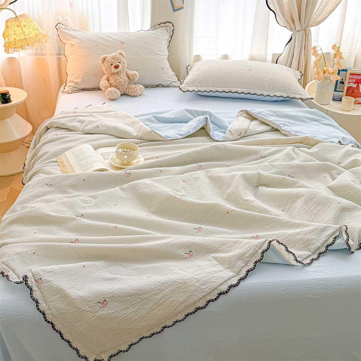 91家纺网 家纺一手货源 找家纺 招财星家纺 2026新款A类全棉花边云感双层纱大豆纤维夏被四件套夏被夏凉被空调被（带质检报告买家秀） 花边款-格子木马-蓝