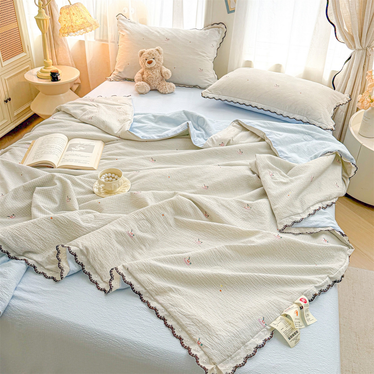 91家纺网 家纺一手货源 找家纺 招财星家纺 2026新款A类全棉花边云感双层纱大豆纤维夏被四件套夏被夏凉被空调被（带质检报告买家秀） 花边款-格子木马-蓝