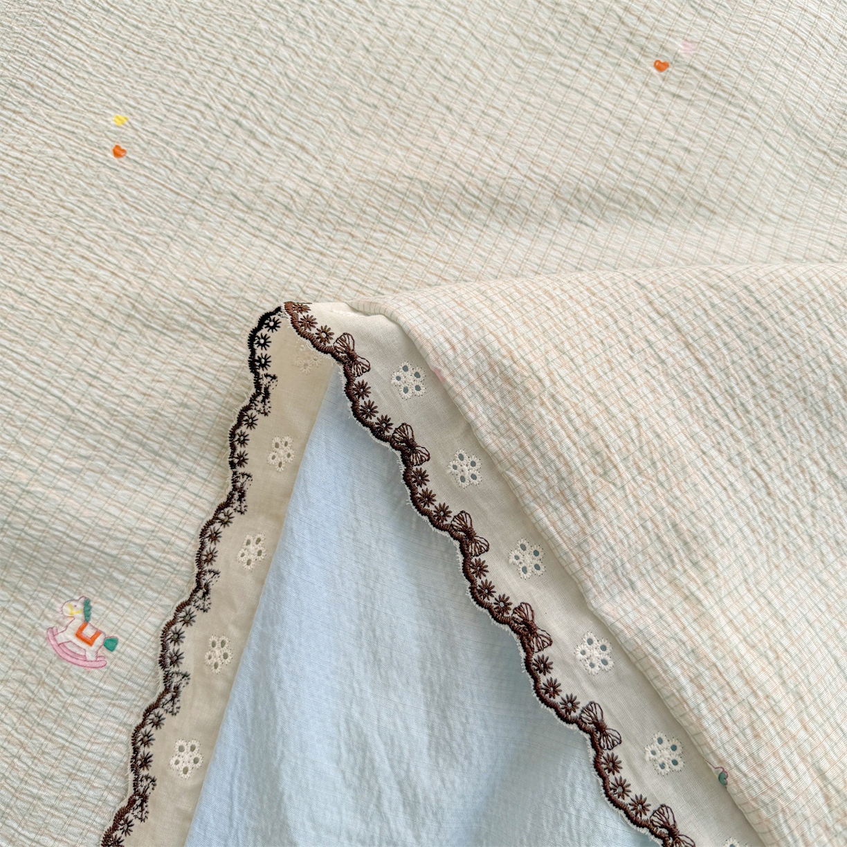 91家纺网 家纺一手货源 找家纺 招财星家纺 2026新款A类全棉花边云感双层纱大豆纤维夏被四件套夏被夏凉被空调被（带质检报告买家秀） 花边款-格子木马-蓝