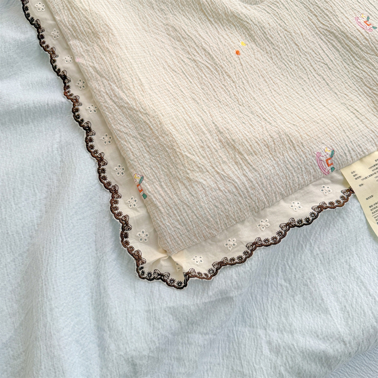 91家纺网 家纺一手货源 找家纺 招财星家纺 2026新款A类全棉花边云感双层纱大豆纤维夏被四件套夏被夏凉被空调被（带质检报告买家秀） 花边款-格子木马-蓝