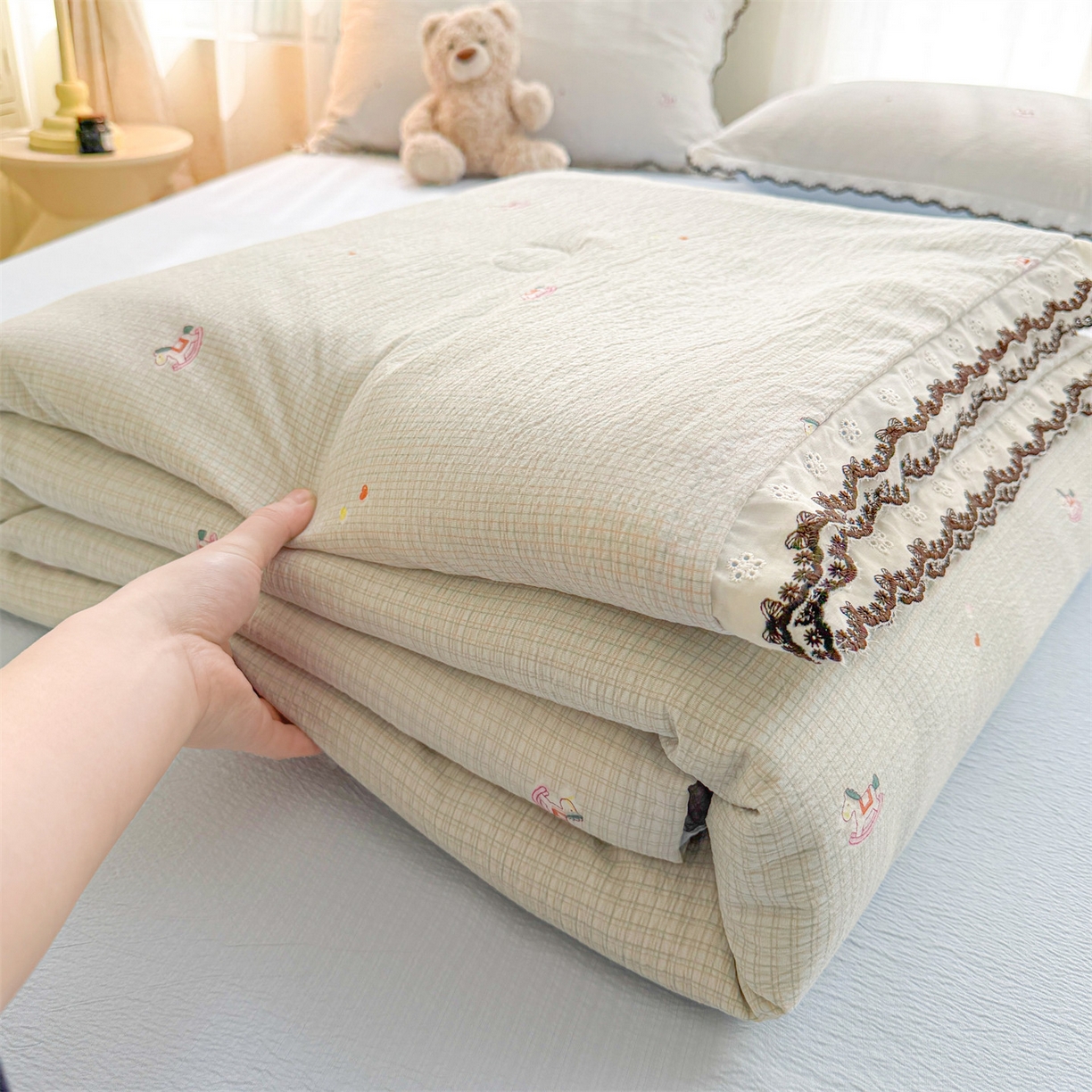 91家纺网 家纺一手货源 找家纺 招财星家纺 2026新款A类全棉花边云感双层纱大豆纤维夏被四件套夏被夏凉被空调被（带质检报告买家秀） 花边款-格子木马-蓝