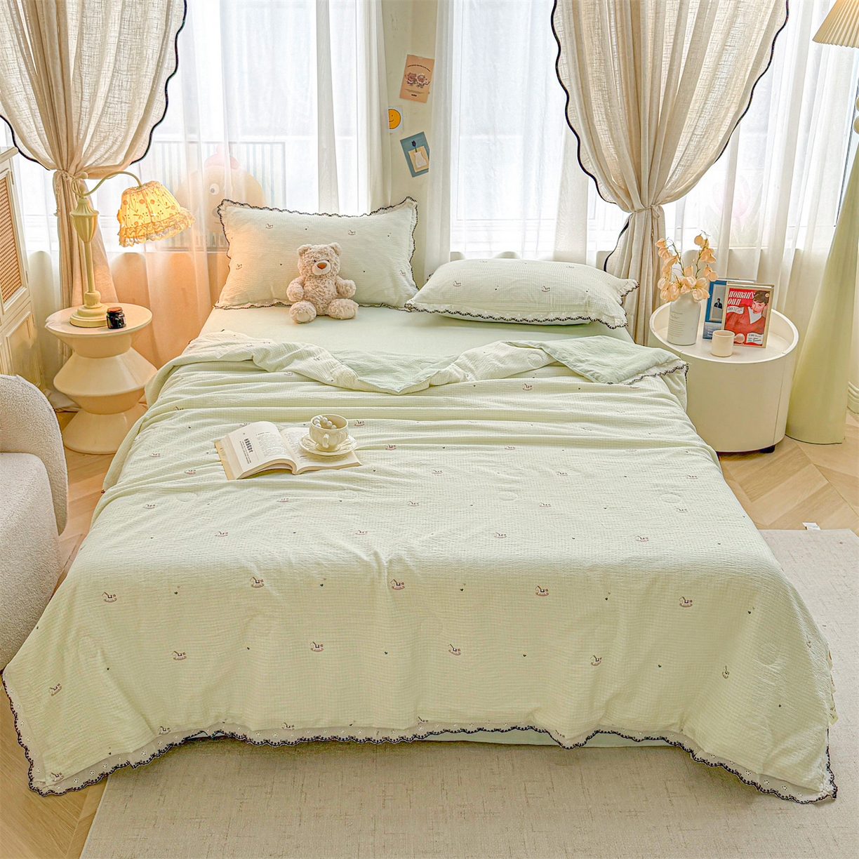 91家纺网 家纺一手货源 找家纺 招财星家纺 2026新款A类全棉花边云感双层纱大豆纤维夏被四件套夏被夏凉被空调被（带质检报告买家秀） 花边款-格子木马-绿