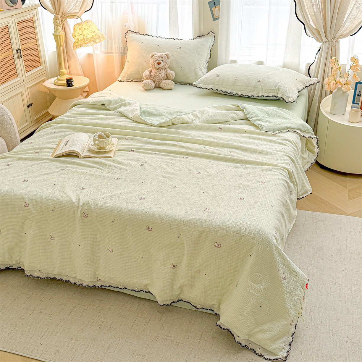 91家纺网 家纺一手货源 找家纺 招财星家纺 2026新款A类全棉花边云感双层纱大豆纤维夏被四件套夏被夏凉被空调被（带质检报告买家秀） 花边款-格子木马-绿