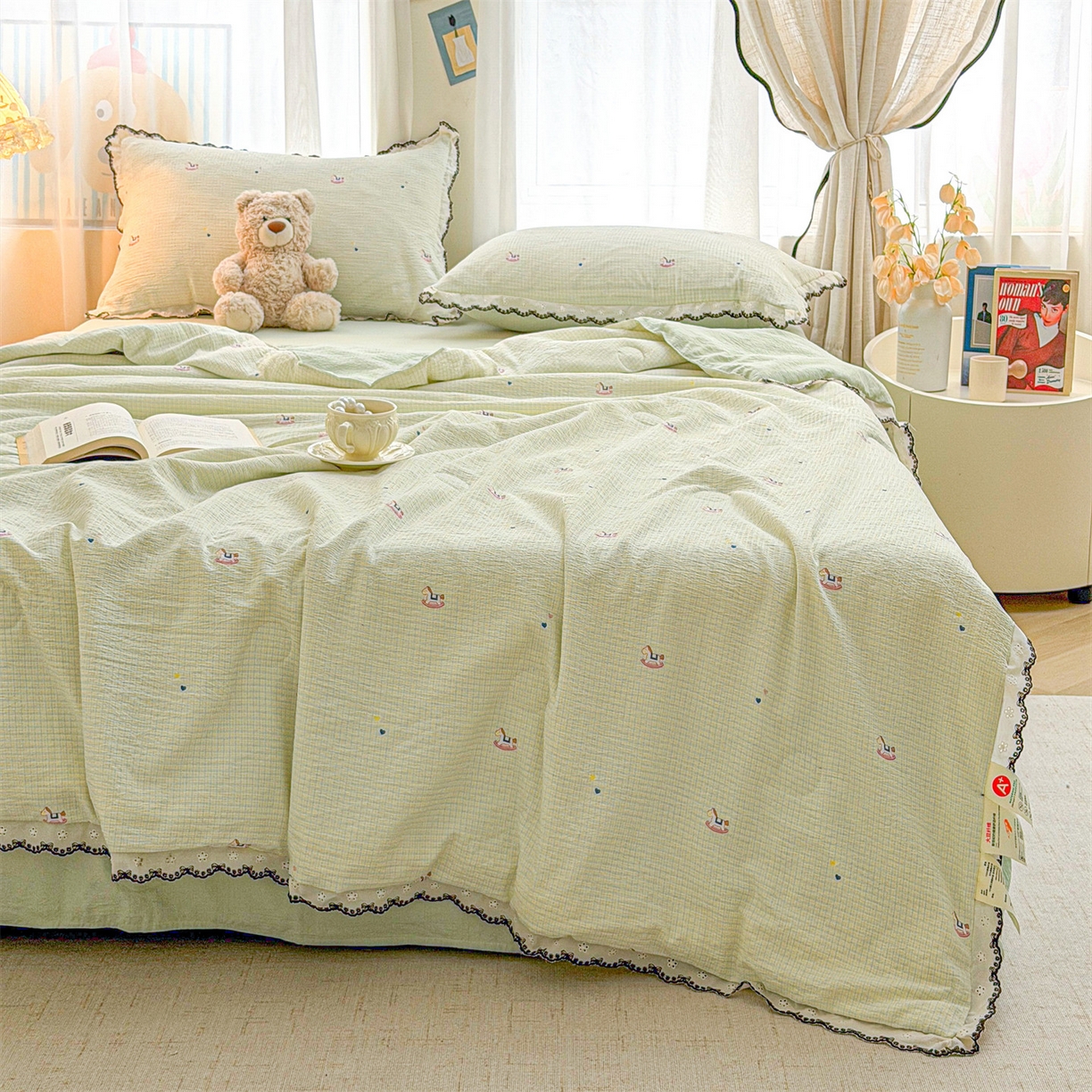 91家纺网 家纺一手货源 找家纺 招财星家纺 2026新款A类全棉花边云感双层纱大豆纤维夏被四件套夏被夏凉被空调被（带质检报告买家秀） 花边款-格子木马-绿