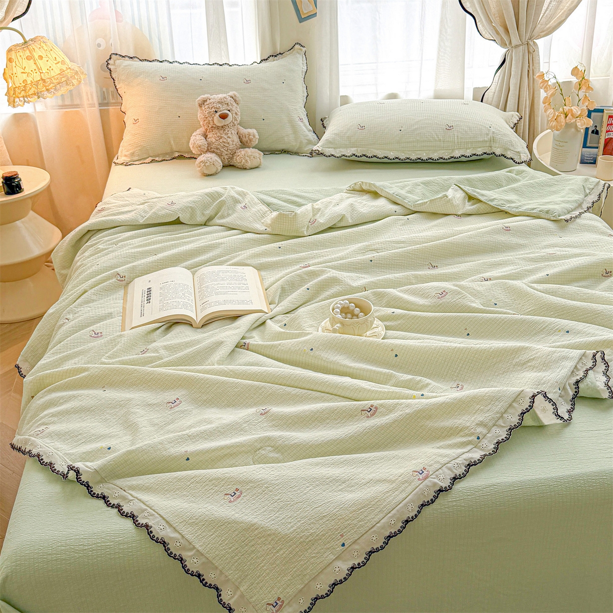 91家纺网 家纺一手货源 找家纺 招财星家纺 2026新款A类全棉花边云感双层纱大豆纤维夏被四件套夏被夏凉被空调被（带质检报告买家秀） 花边款-格子木马-绿