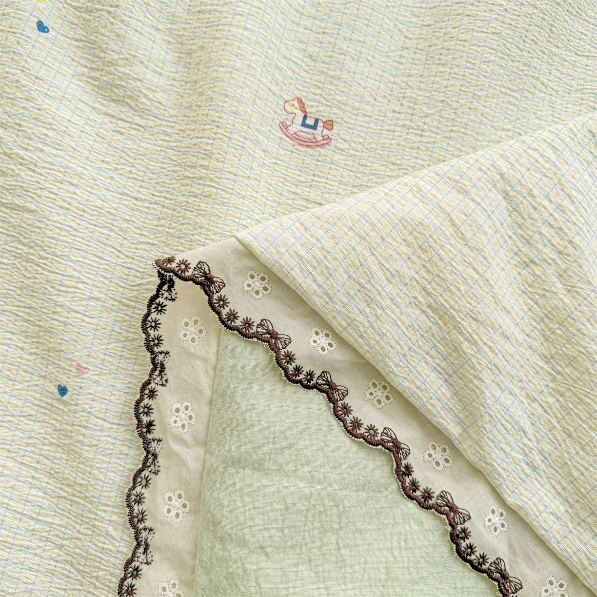 91家纺网 家纺一手货源 找家纺 招财星家纺 2026新款A类全棉花边云感双层纱大豆纤维夏被四件套夏被夏凉被空调被（带质检报告买家秀） 花边款-格子木马-绿