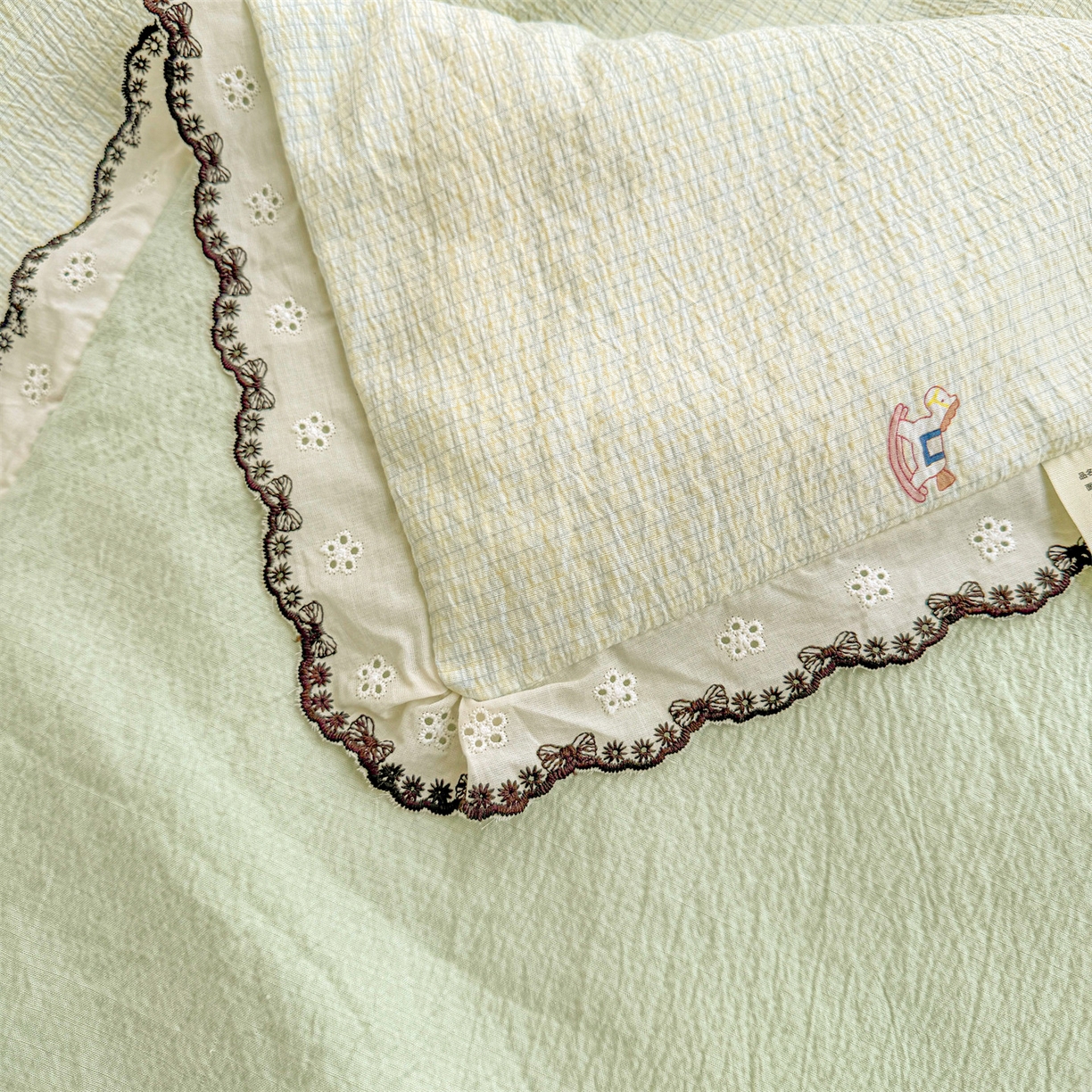 91家纺网 家纺一手货源 找家纺 招财星家纺 2026新款A类全棉花边云感双层纱大豆纤维夏被四件套夏被夏凉被空调被（带质检报告买家秀） 花边款-格子木马-绿