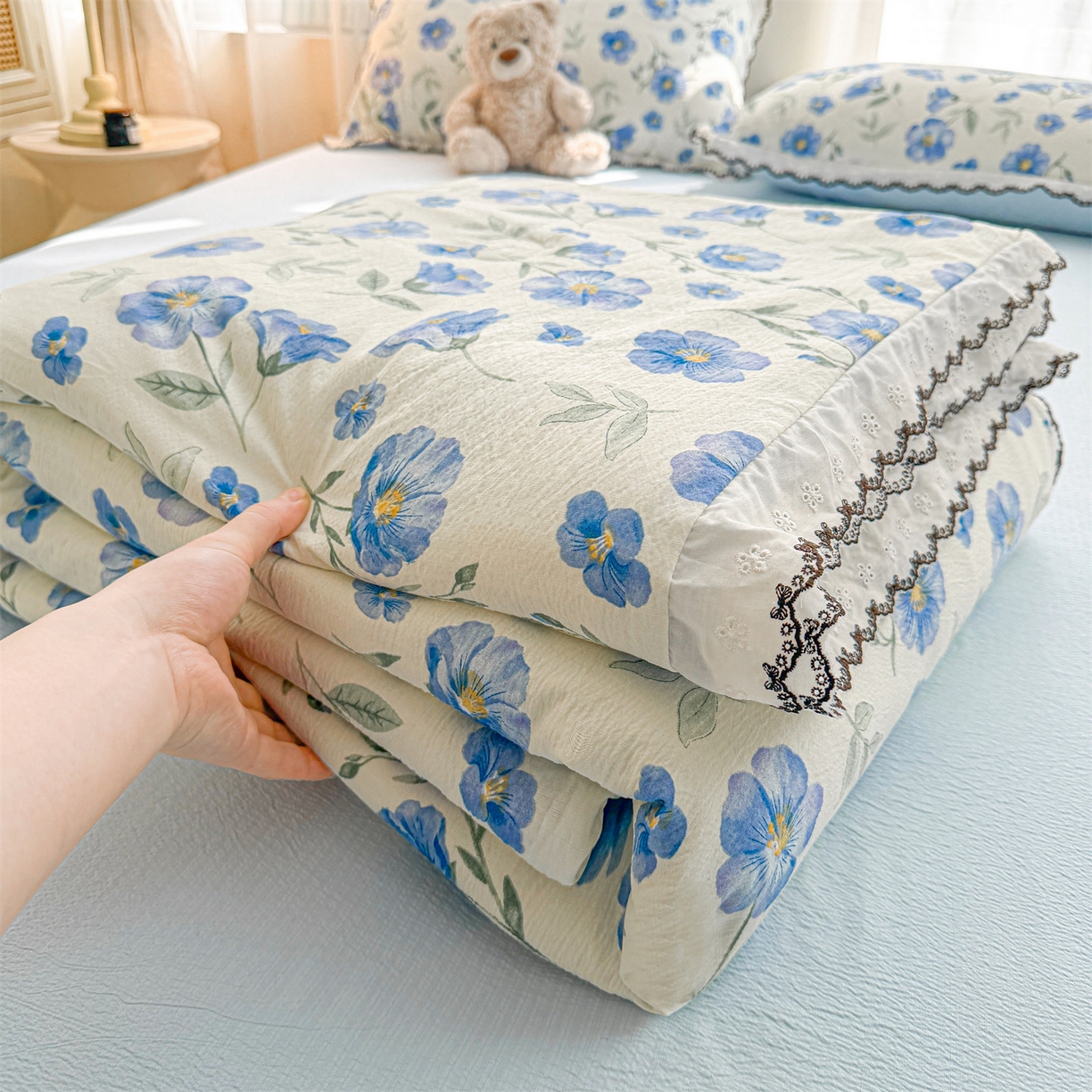 91家纺网 家纺一手货源 找家纺 招财星家纺 2026新款A类全棉花边云感双层纱大豆纤维夏被四件套夏被夏凉被空调被（带质检报告买家秀） 花边款-花语