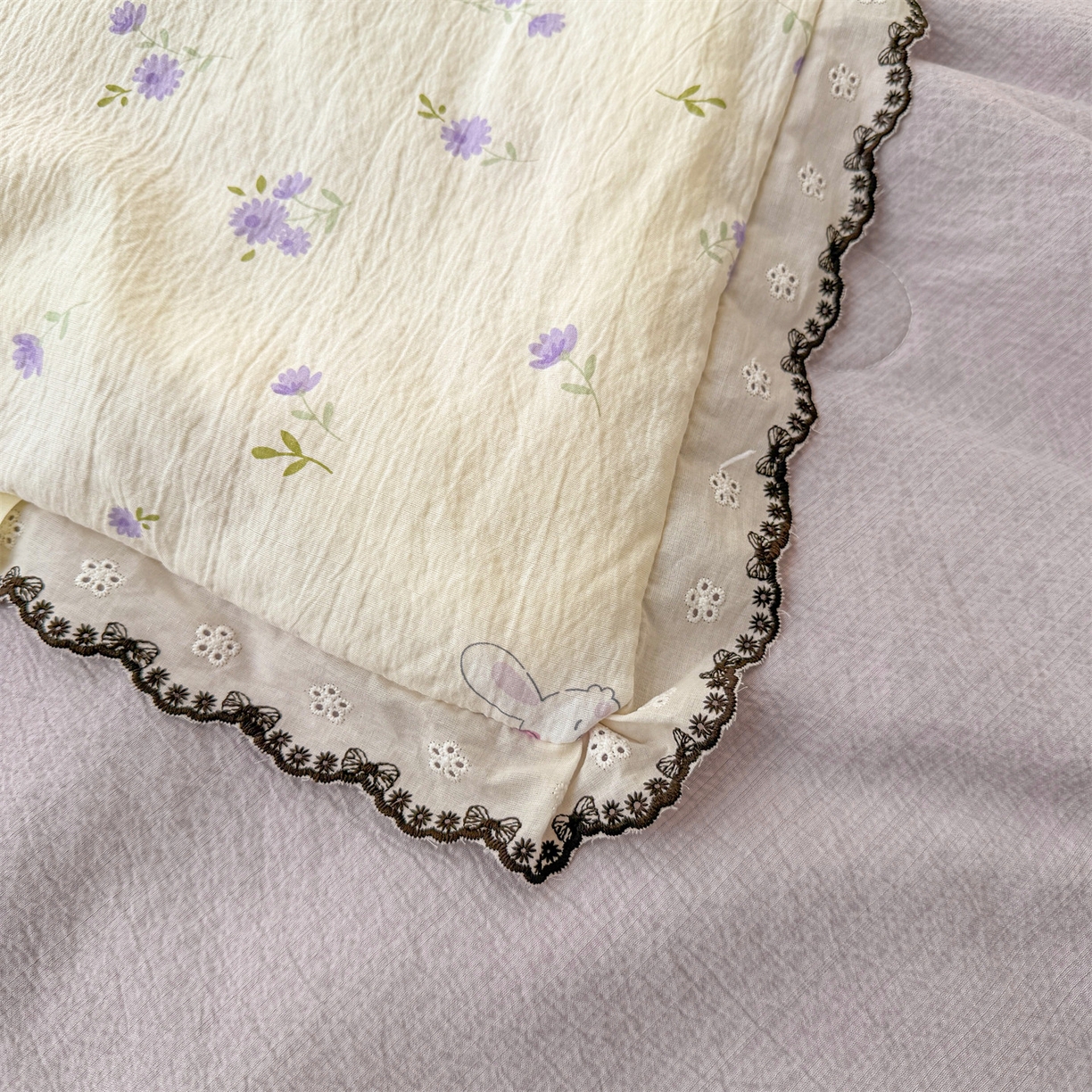 91家纺网 家纺一手货源 找家纺 招财星家纺 2026新款A类全棉花边云感双层纱大豆纤维夏被四件套夏被夏凉被空调被（带质检报告买家秀） 花边款-花园秘密