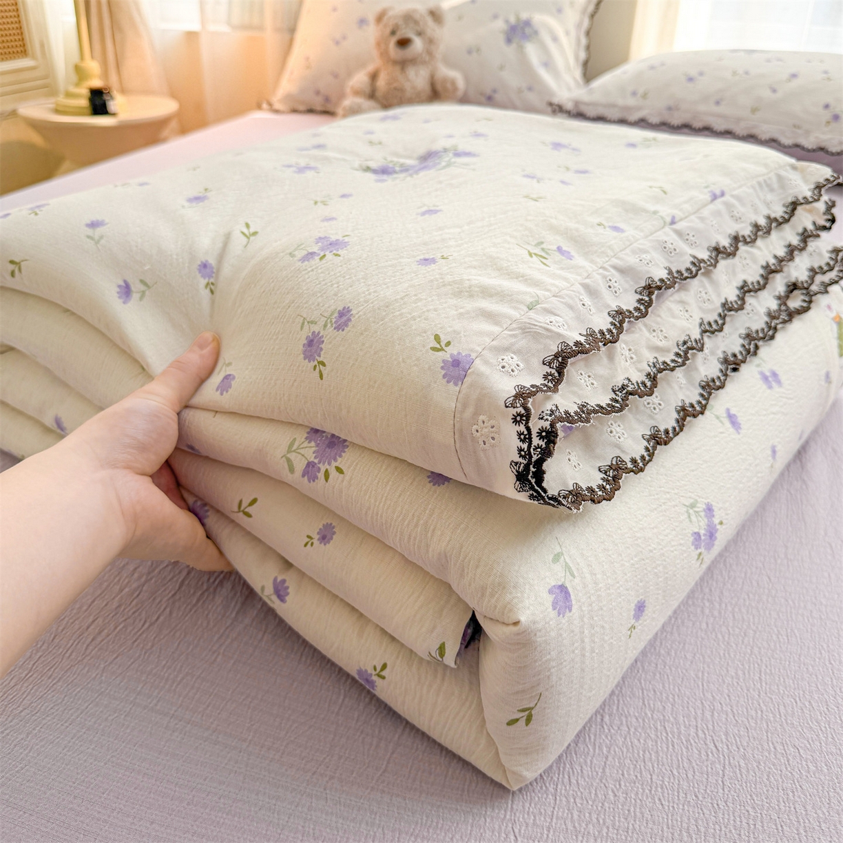 91家纺网 家纺一手货源 找家纺 招财星家纺 2026新款A类全棉花边云感双层纱大豆纤维夏被四件套夏被夏凉被空调被（带质检报告买家秀） 花边款-花园秘密