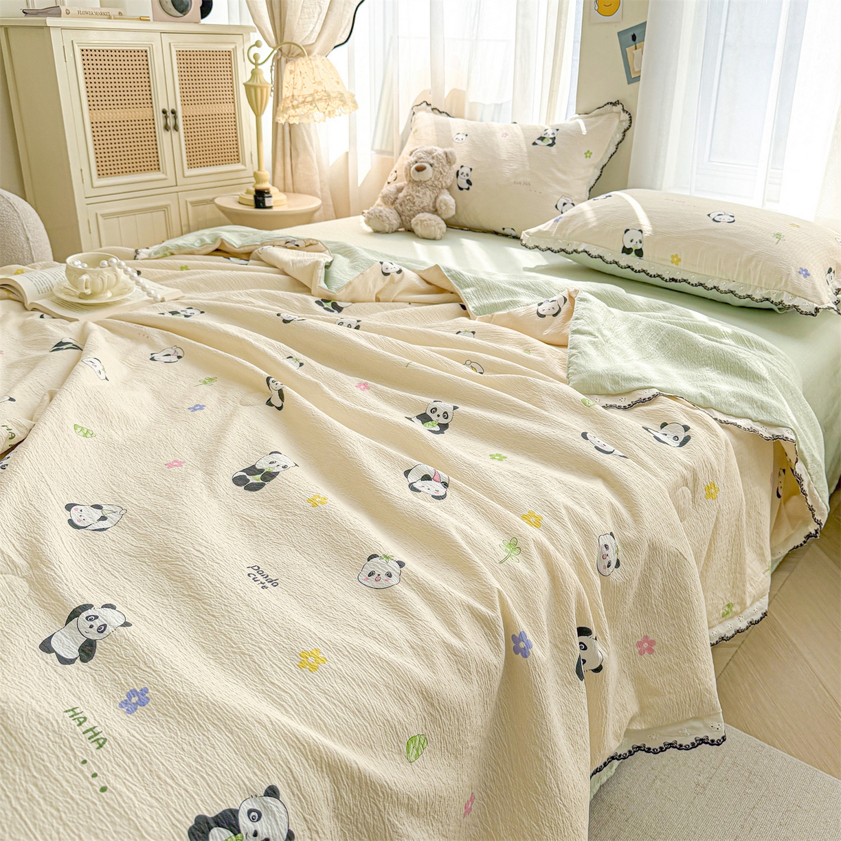 91家纺网 家纺一手货源 找家纺 招财星家纺 2026新款A类全棉花边云感双层纱大豆纤维夏被四件套夏被夏凉被空调被（带质检报告买家秀） 花边款-可爱熊猫