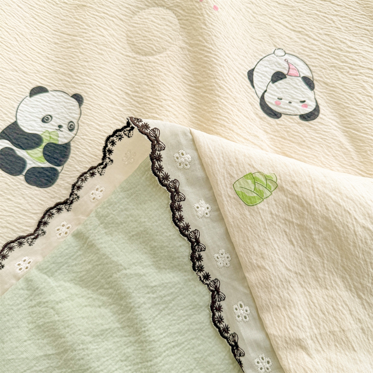 91家纺网 家纺一手货源 找家纺 招财星家纺 2026新款A类全棉花边云感双层纱大豆纤维夏被四件套夏被夏凉被空调被（带质检报告买家秀） 花边款-可爱熊猫