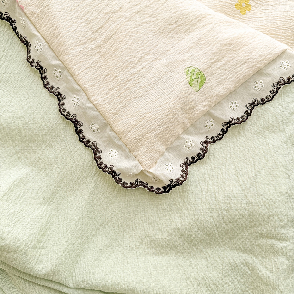 91家纺网 家纺一手货源 找家纺 招财星家纺 2026新款A类全棉花边云感双层纱大豆纤维夏被四件套夏被夏凉被空调被（带质检报告买家秀） 花边款-可爱熊猫