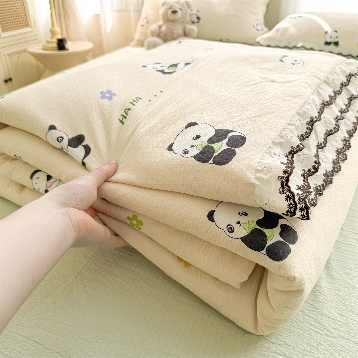 91家纺网 家纺一手货源 找家纺 招财星家纺 2026新款A类全棉花边云感双层纱大豆纤维夏被四件套夏被夏凉被空调被（带质检报告买家秀） 花边款-可爱熊猫