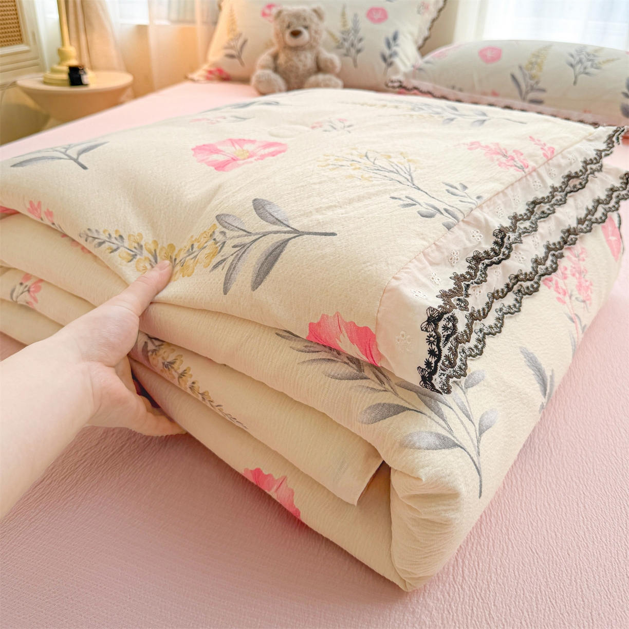 91家纺网 家纺一手货源 找家纺 招财星家纺 2026新款A类全棉花边云感双层纱大豆纤维夏被四件套夏被夏凉被空调被（带质检报告买家秀） 花边款-喇叭花