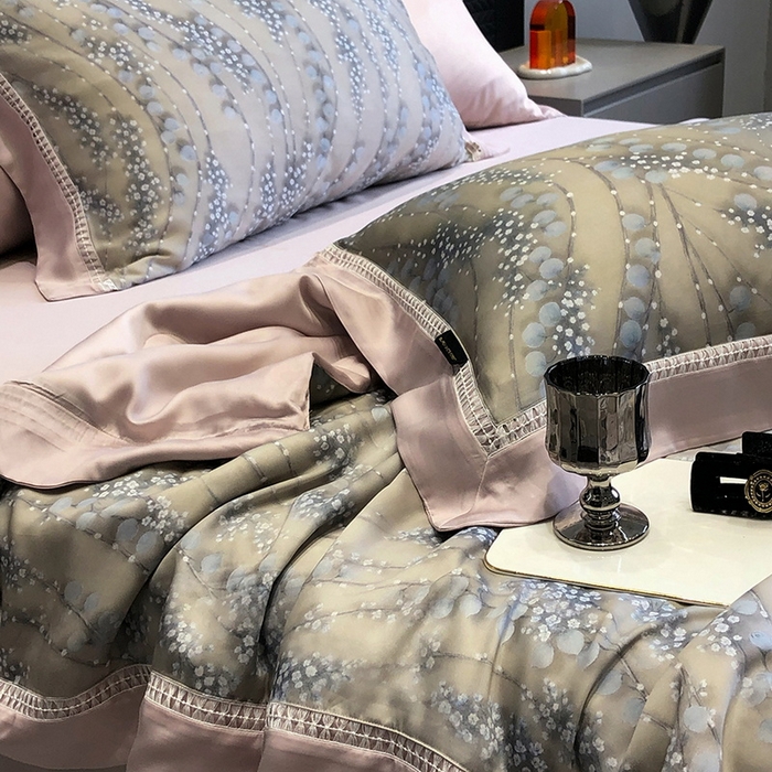 91家纺网 家纺一手货源 找家纺 黑白森林 2026新款天丝印花夏被四件套系列 缦禾-灰