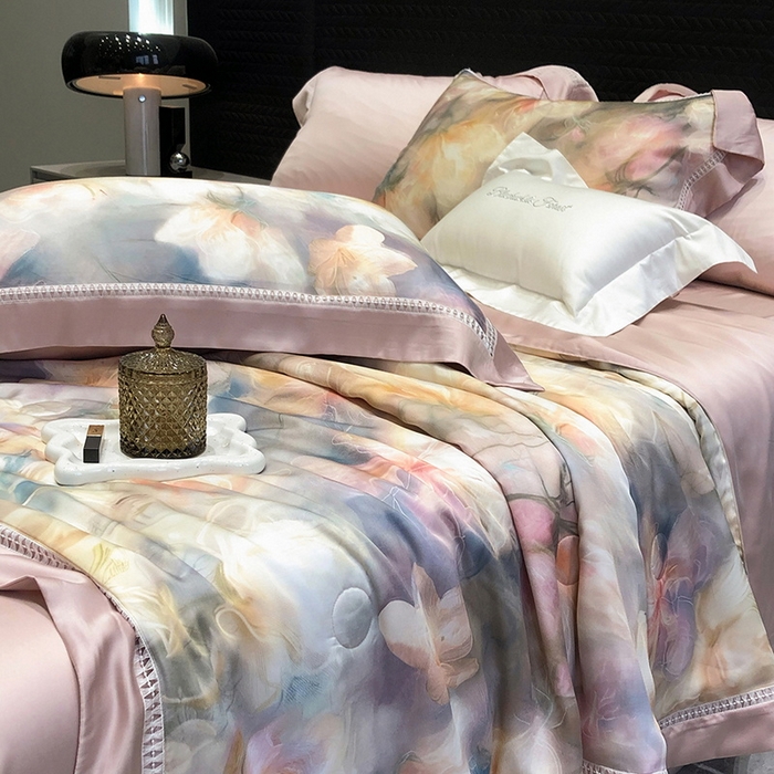 91家纺网 家纺一手货源 找家纺 黑白森林 2026新款天丝印花夏被四件套系列 梦境-粉