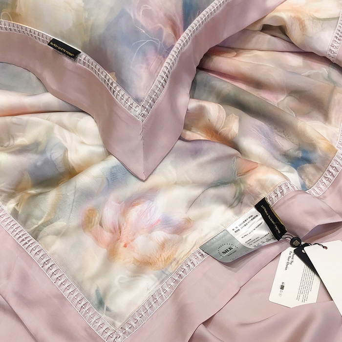 91家纺网 家纺一手货源 找家纺 黑白森林 2026新款天丝印花夏被四件套系列 梦境-粉