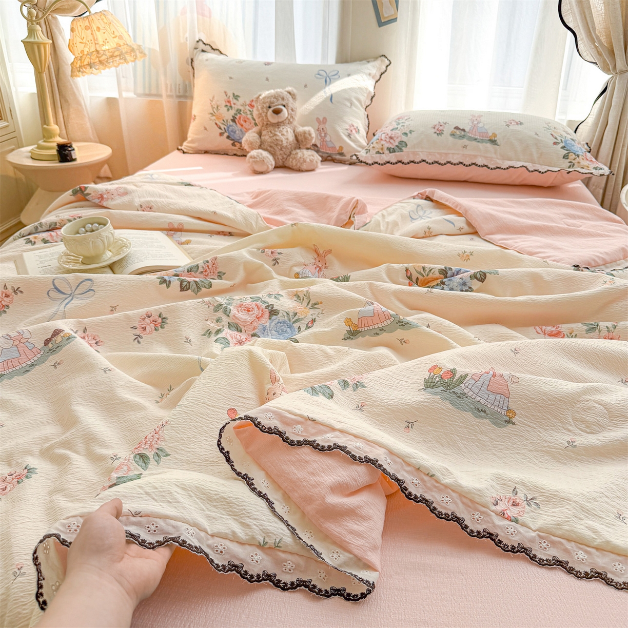 91家纺网 家纺一手货源 找家纺 招财星家纺 2026新款A类全棉花边云感双层纱大豆纤维夏被四件套夏被夏凉被空调被（带质检报告买家秀） 花边款-萌宠花园