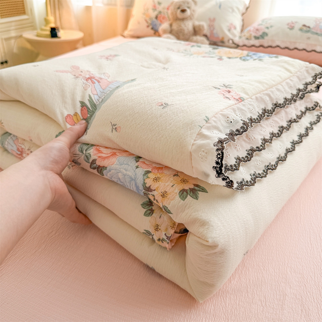 91家纺网 家纺一手货源 找家纺 招财星家纺 2026新款A类全棉花边云感双层纱大豆纤维夏被四件套夏被夏凉被空调被（带质检报告买家秀） 花边款-萌宠花园