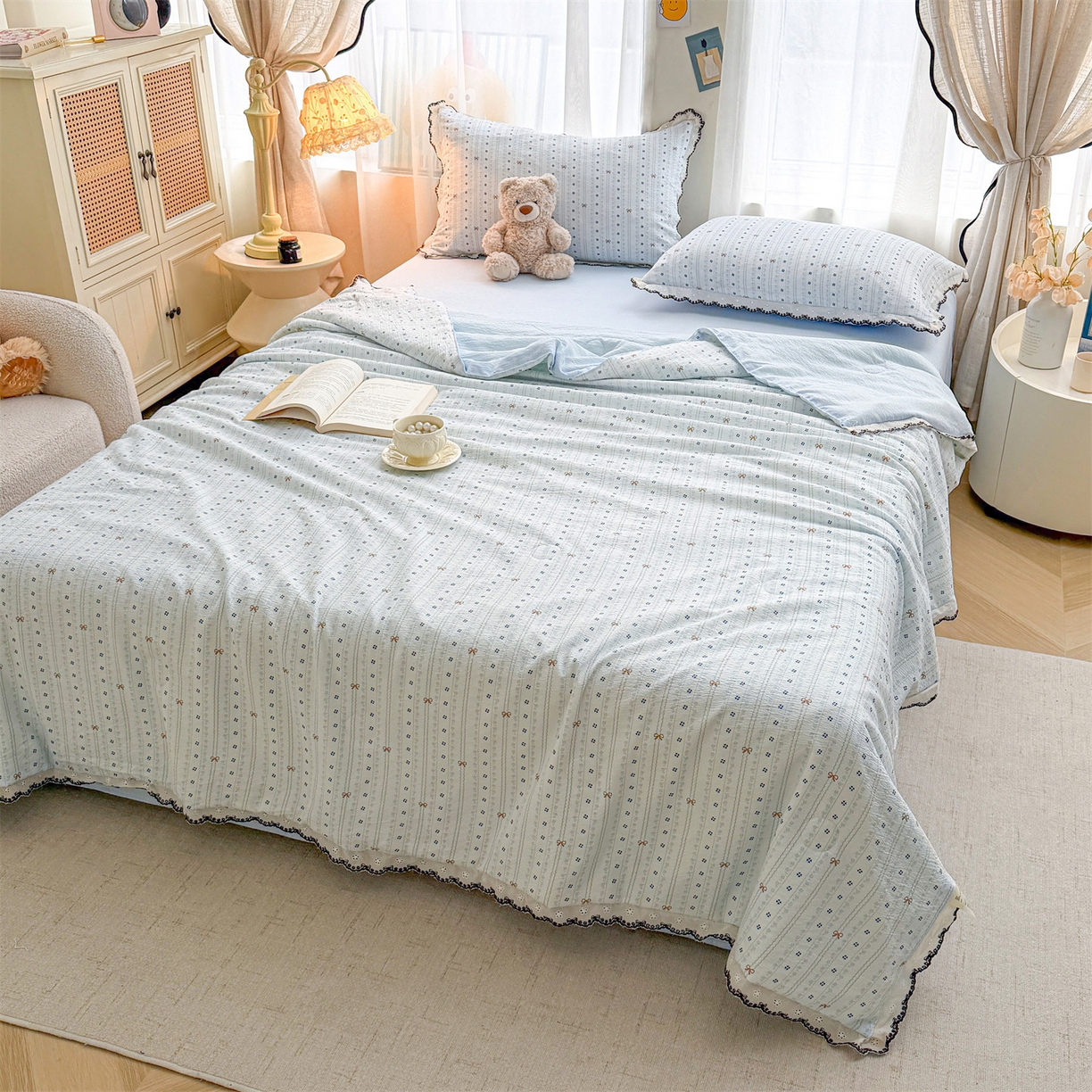 91家纺网 家纺一手货源 找家纺 招财星家纺 2026新款A类全棉花边云感双层纱大豆纤维夏被四件套夏被夏凉被空调被（带质检报告买家秀） 花边款-幸运结-蓝