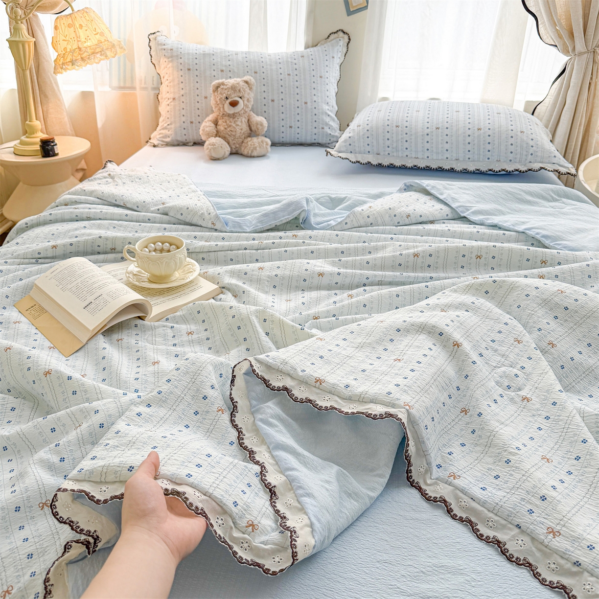 91家纺网 家纺一手货源 找家纺 招财星家纺 2026新款A类全棉花边云感双层纱大豆纤维夏被四件套夏被夏凉被空调被（带质检报告买家秀） 花边款-幸运结-蓝