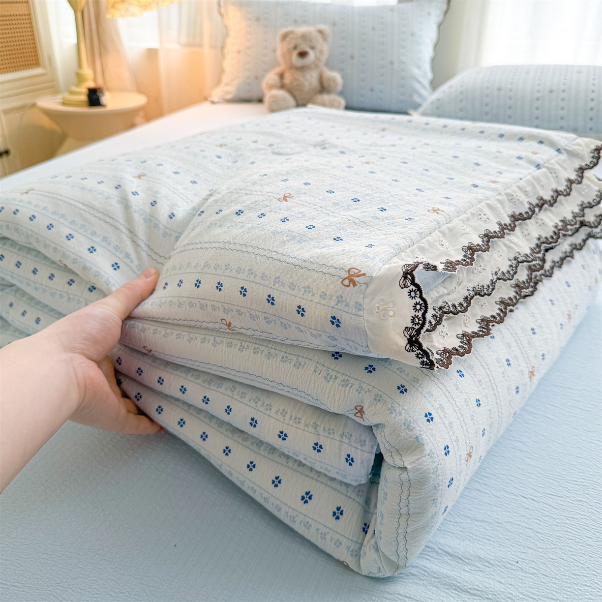 91家纺网 家纺一手货源 找家纺 招财星家纺 2026新款A类全棉花边云感双层纱大豆纤维夏被四件套夏被夏凉被空调被（带质检报告买家秀） 花边款-幸运结-蓝