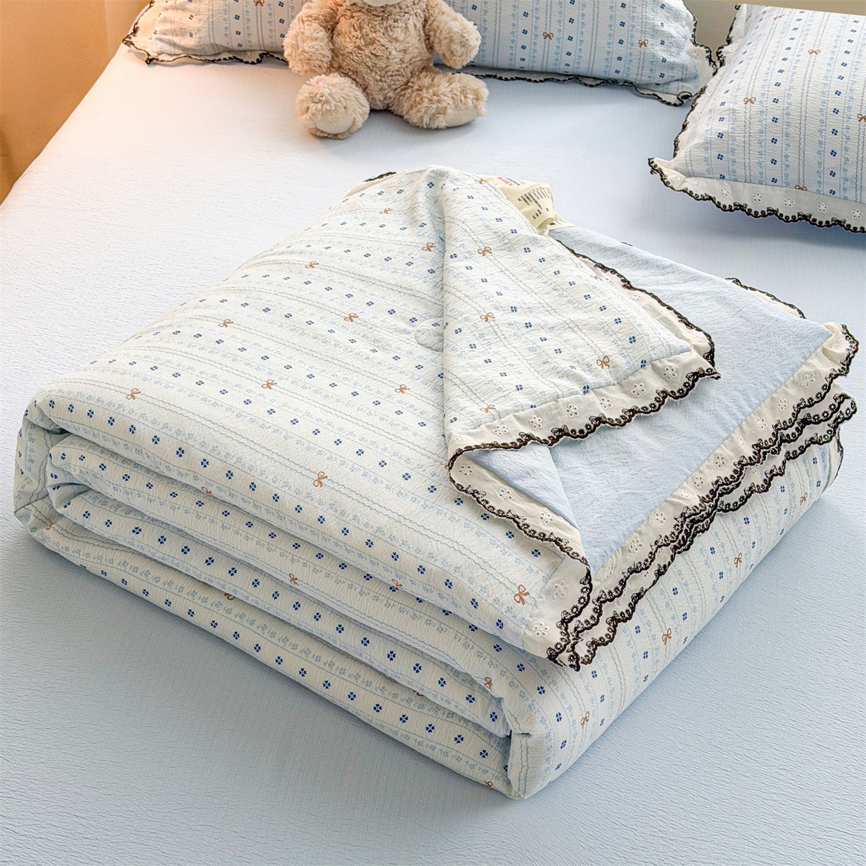 91家纺网 家纺一手货源 找家纺 招财星家纺 2026新款A类全棉花边云感双层纱大豆纤维夏被四件套夏被夏凉被空调被（带质检报告买家秀） 花边款-幸运结-蓝