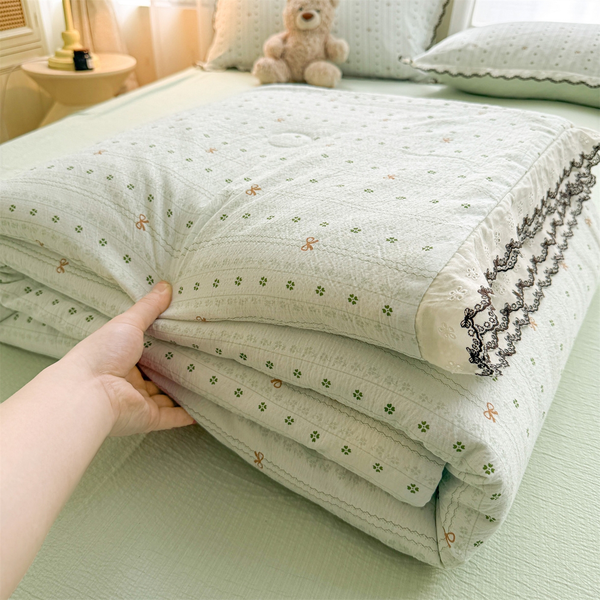 91家纺网 家纺一手货源 找家纺 招财星家纺 2026新款A类全棉花边云感双层纱大豆纤维夏被四件套夏被夏凉被空调被（带质检报告买家秀） 花边款-幸运结-绿