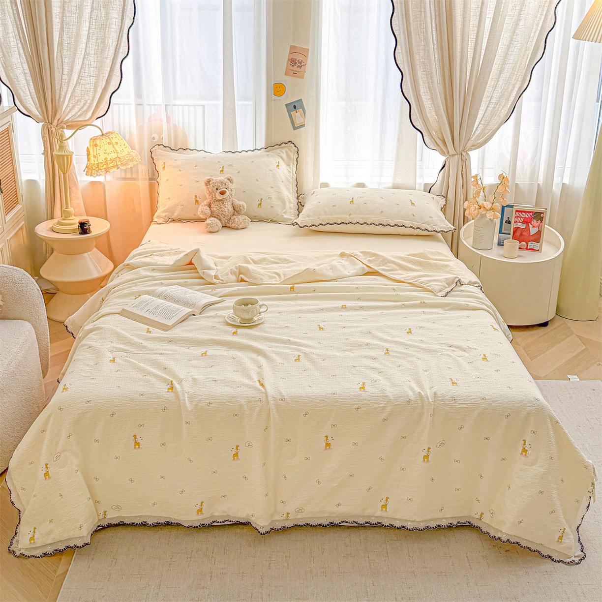 91家纺网 家纺一手货源 找家纺 招财星家纺 2026新款A类全棉花边云感双层纱大豆纤维夏被四件套夏被夏凉被空调被（带质检报告买家秀） 花边款-长颈鹿