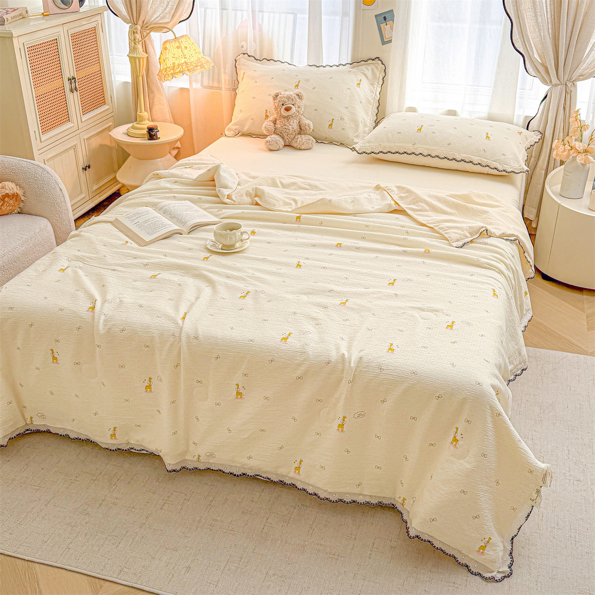 91家纺网 家纺一手货源 找家纺 招财星家纺 2026新款A类全棉花边云感双层纱大豆纤维夏被四件套夏被夏凉被空调被（带质检报告买家秀） 花边款-长颈鹿