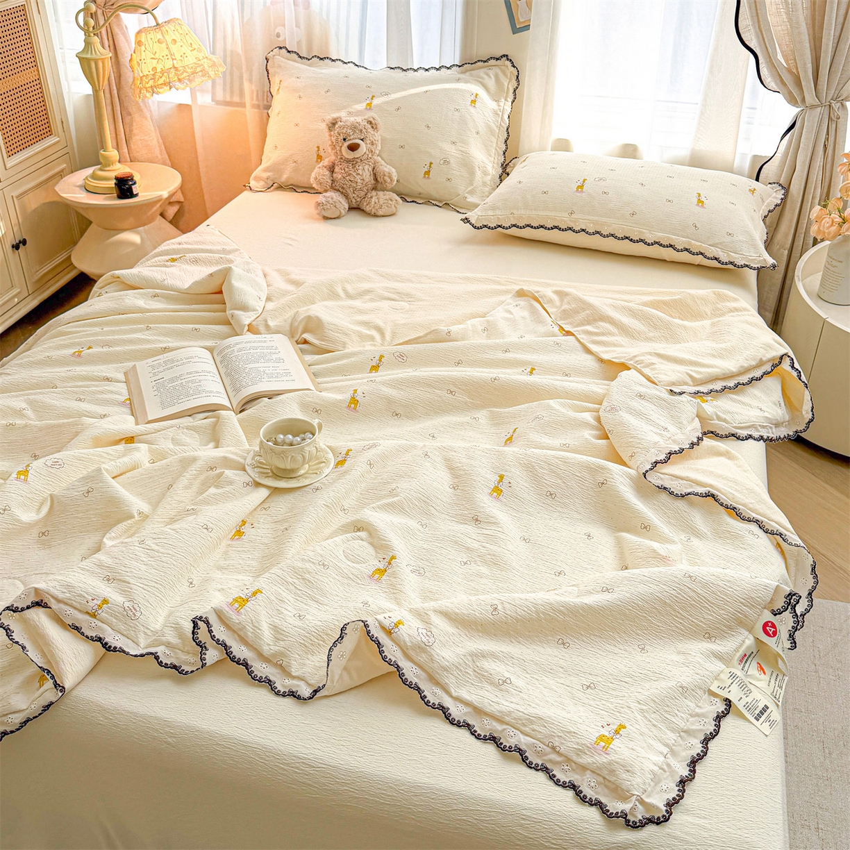 91家纺网 家纺一手货源 找家纺 招财星家纺 2026新款A类全棉花边云感双层纱大豆纤维夏被四件套夏被夏凉被空调被（带质检报告买家秀） 花边款-长颈鹿