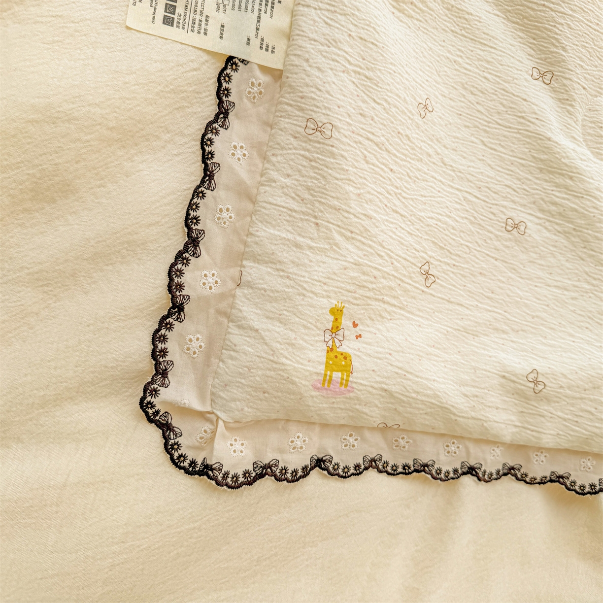 91家纺网 家纺一手货源 找家纺 招财星家纺 2026新款A类全棉花边云感双层纱大豆纤维夏被四件套夏被夏凉被空调被（带质检报告买家秀） 花边款-长颈鹿