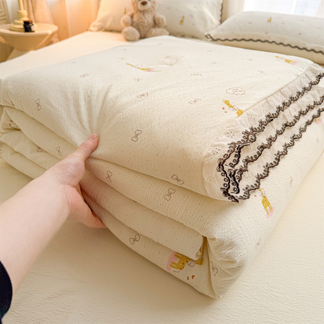 91家纺网 家纺一手货源 找家纺 招财星家纺 2026新款A类全棉花边云感双层纱大豆纤维夏被四件套夏被夏凉被空调被（带质检报告买家秀） 花边款-长颈鹿