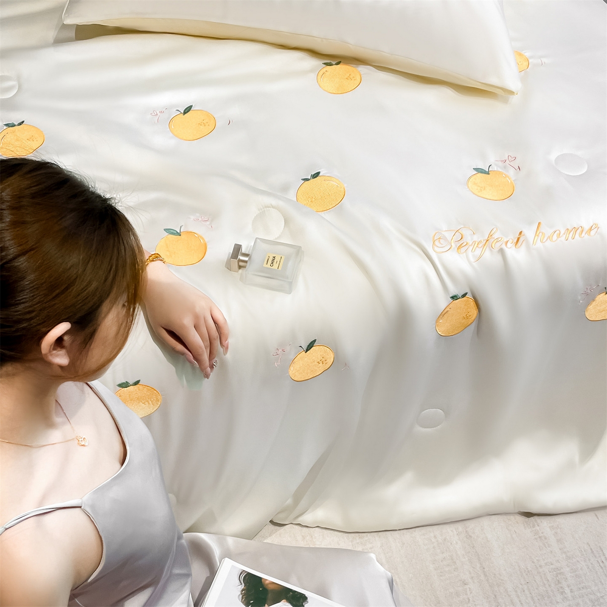 91家纺网 家纺一手货源 找家纺 美澳家纺 2026新款凉感水洗冰丝真丝刺绣双拼单夏被三件套四件套 蜜桔-奶黄
