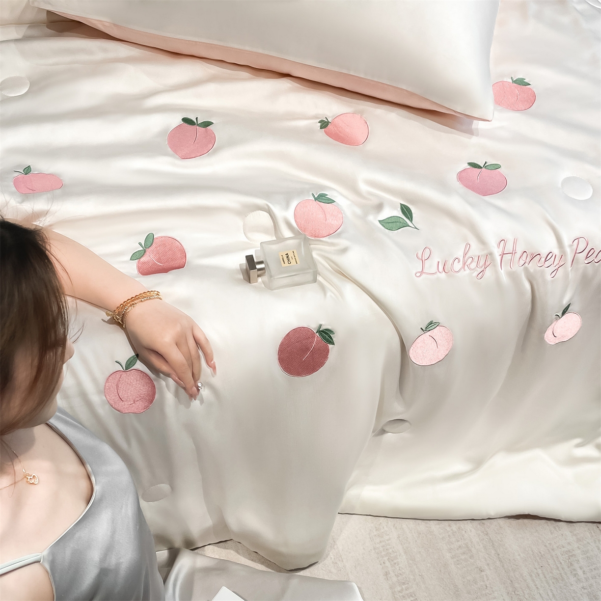 91家纺网 家纺一手货源 找家纺 美澳家纺 2026新款凉感水洗冰丝真丝刺绣双拼单夏被三件套四件套 蜜桃