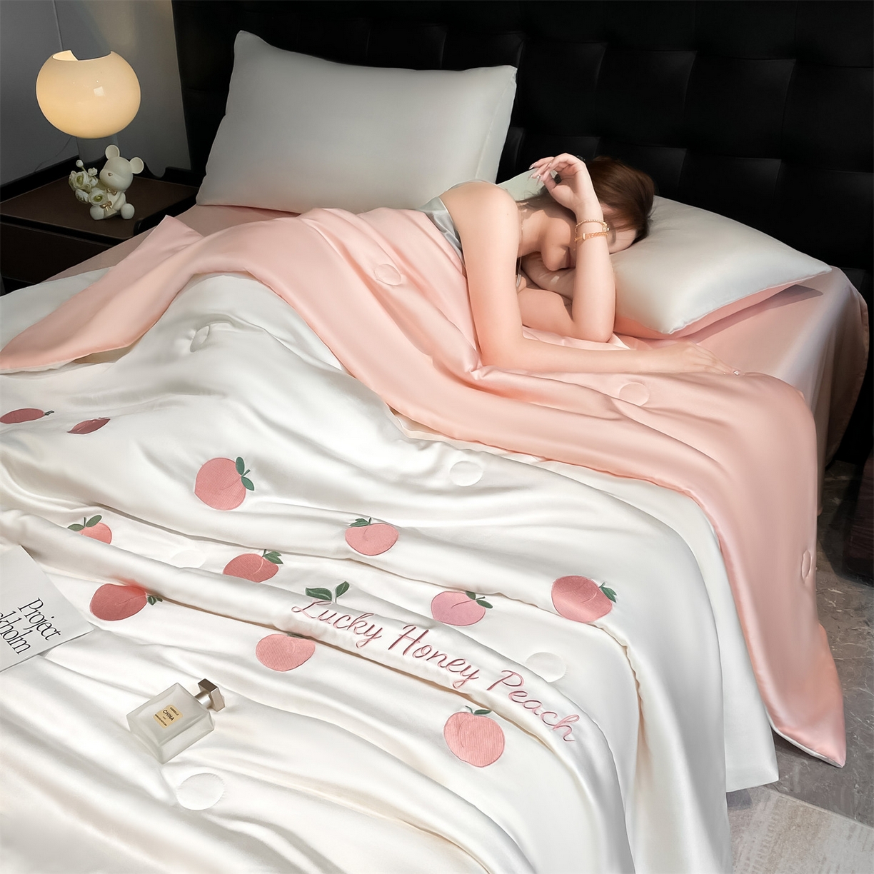 91家纺网 家纺一手货源 找家纺 美澳家纺 2026新款凉感水洗冰丝真丝刺绣双拼单夏被三件套四件套 蜜桃