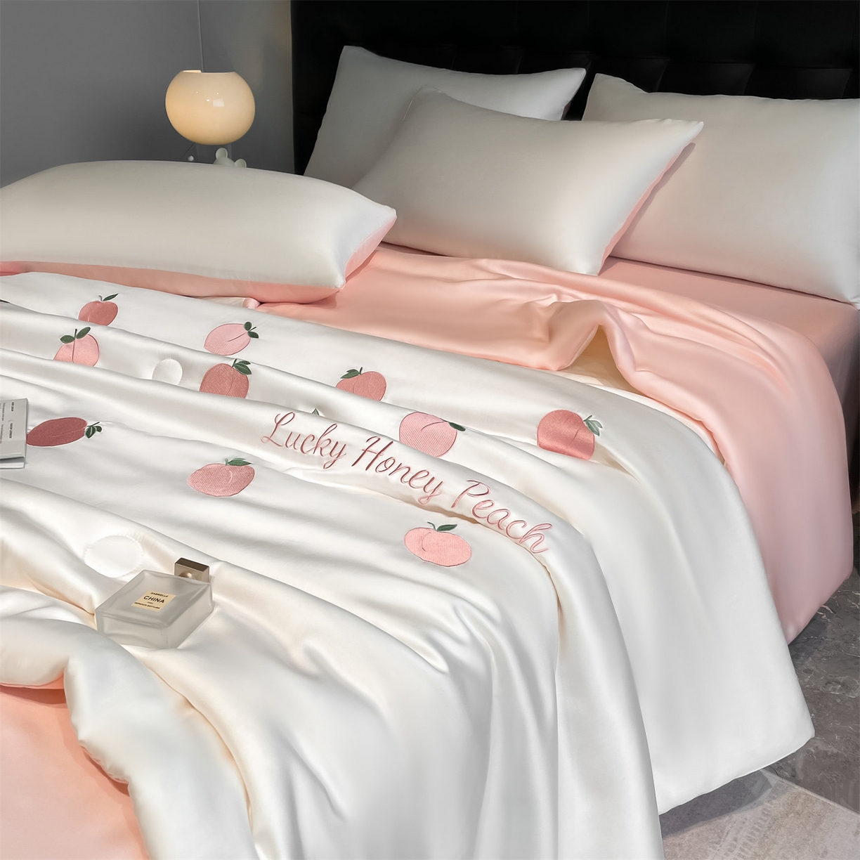 91家纺网 家纺一手货源 找家纺 美澳家纺 2026新款凉感水洗冰丝真丝刺绣双拼单夏被三件套四件套 蜜桃